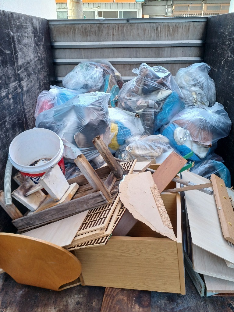 大阪市西区　大阪市全エリア　不用品回収、片付け作業、家財整理、生前整理、遺品整理、産業廃棄物収集運搬、スマートにお任せ下さい！